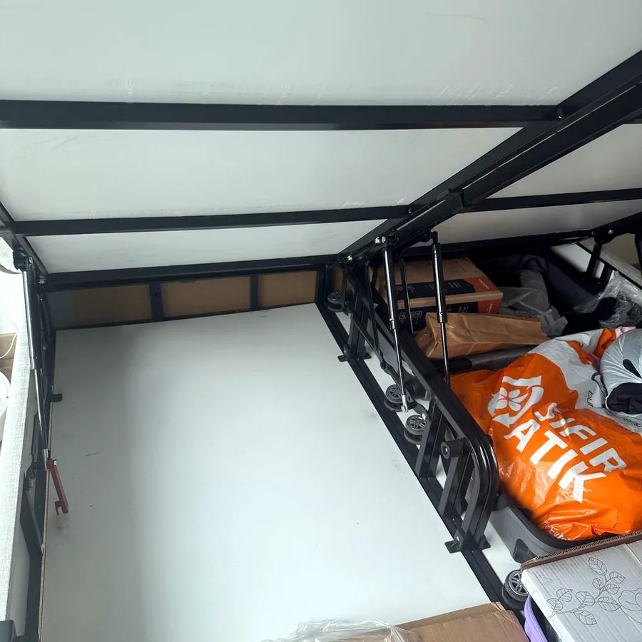 Кровать с подъёмным механизмом и матрасом