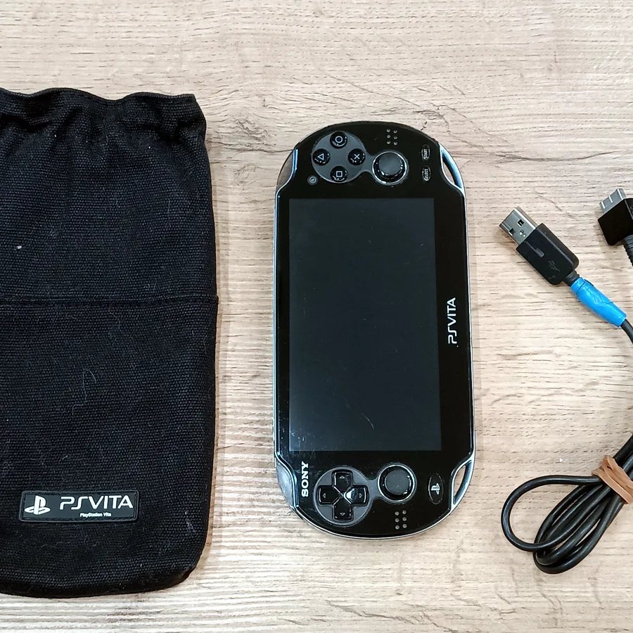 PS Vita PCH-1008, прошитая, с чехлом и картой памяти