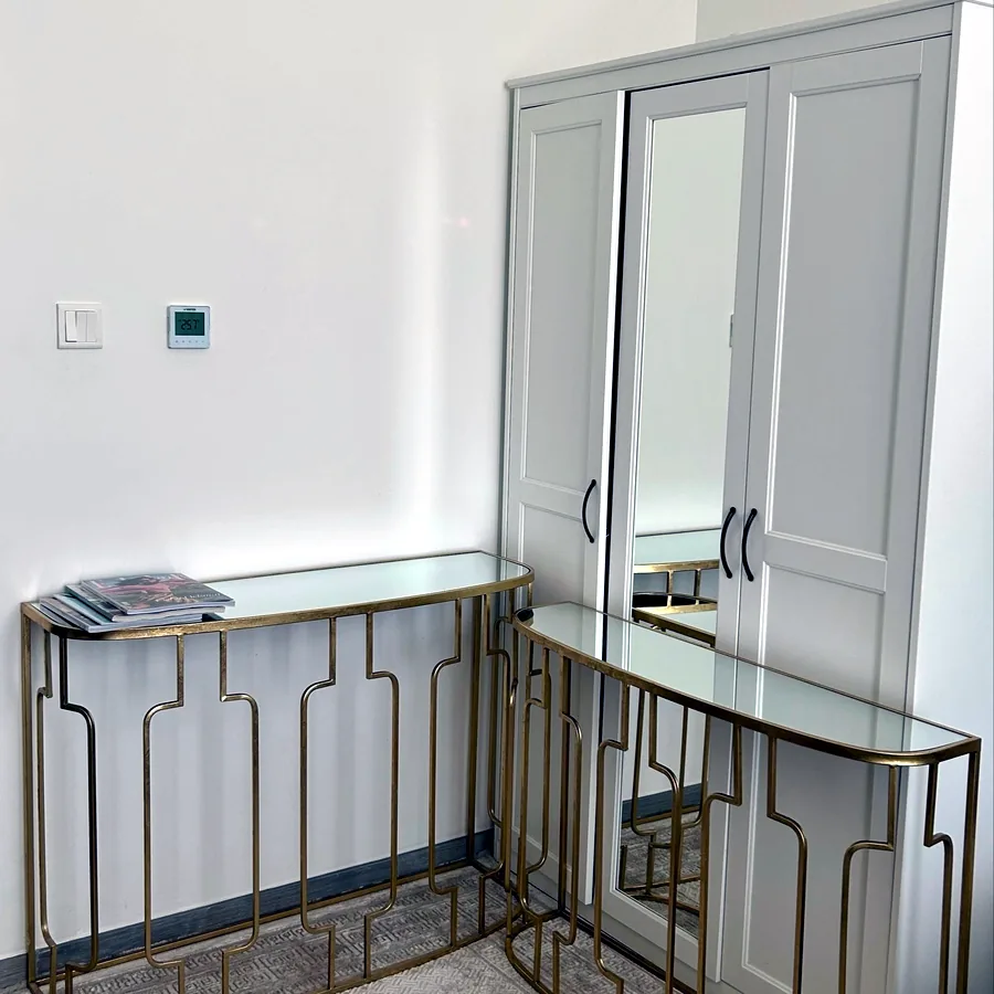 Столики, 300 AED