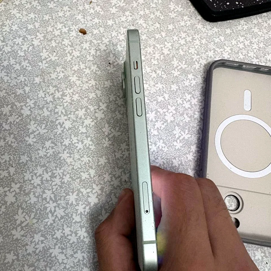 iPhone 15 128GB зелёный, аккумулятор новый