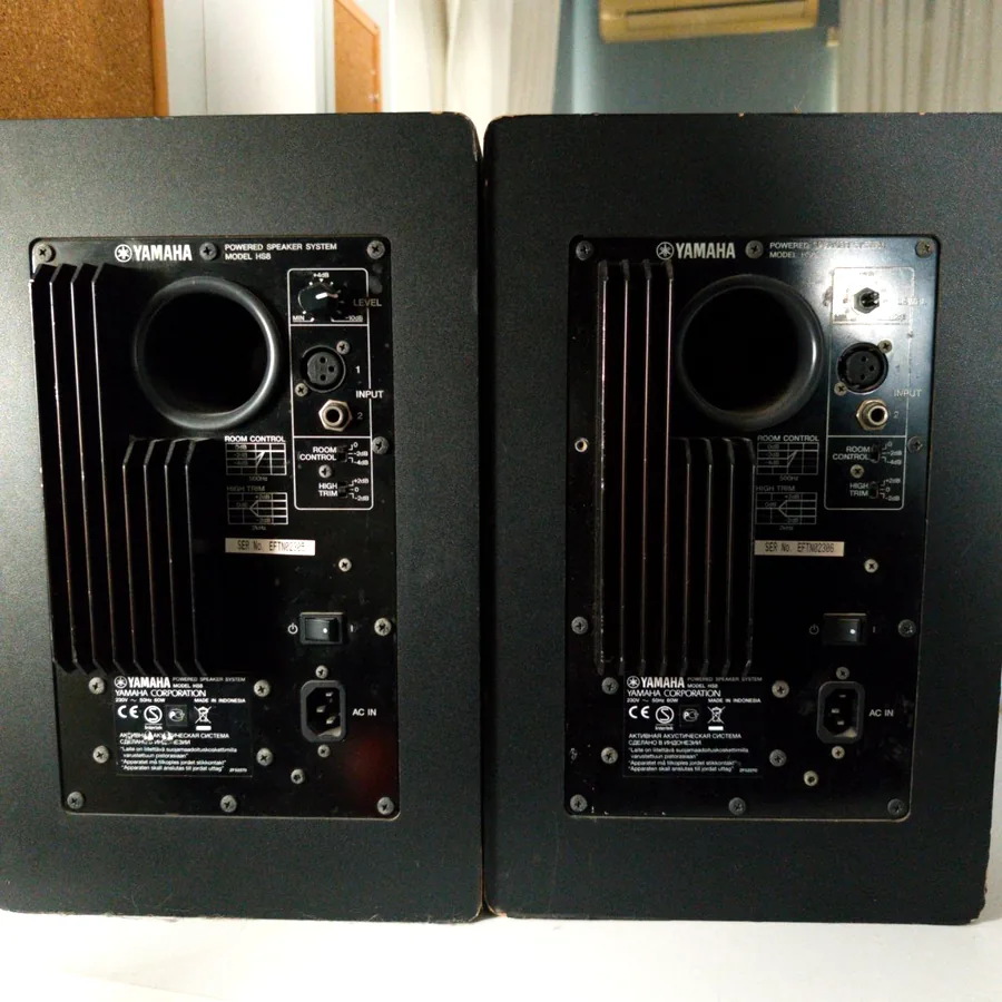 Пара акустических колонок Yamaha HS8