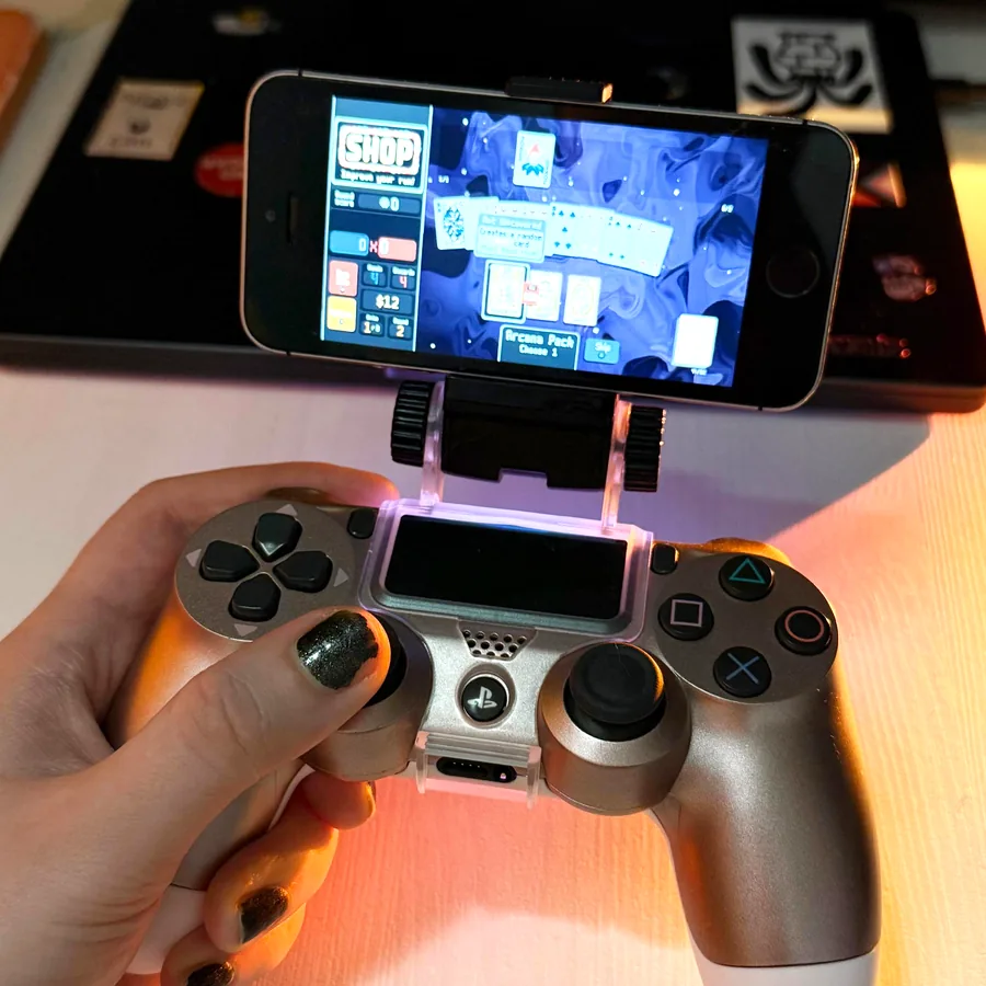 Контроллер DualShock 4 с креплением для телефона