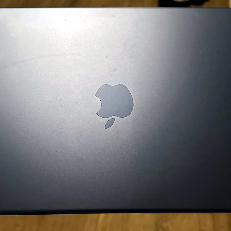 MacBook 13 M3, цвет синий, почти новый